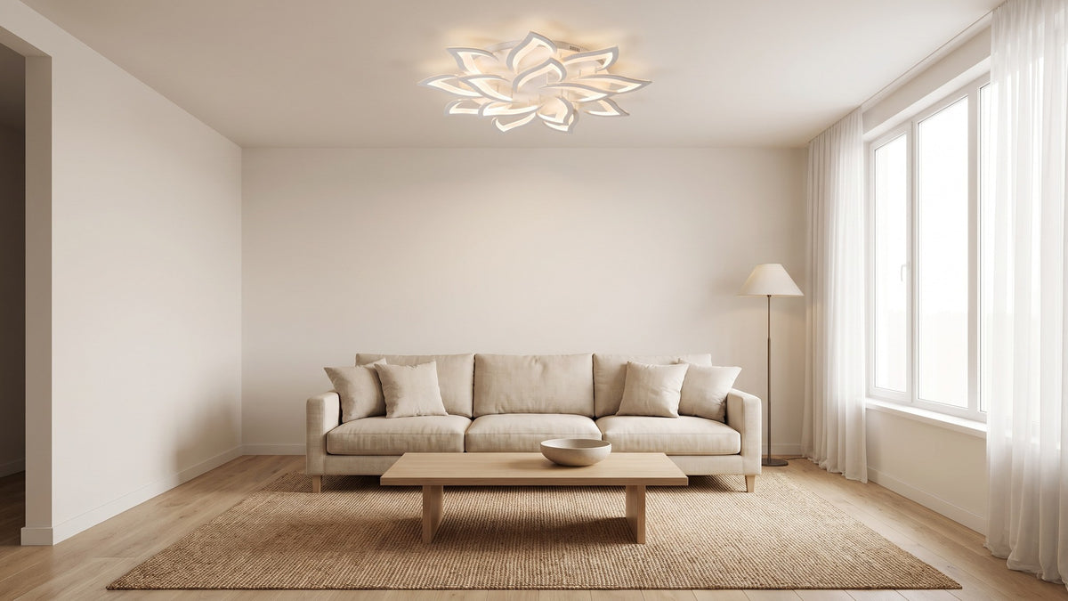 Plafonnier Lotus blanc posé au plafond d'un salon clair au plafond standard