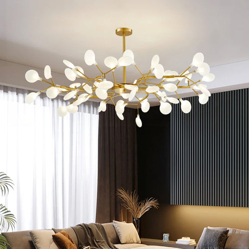 Lustre LED nordique doré 30 branches dans un grand salon contemporain
