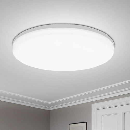 Plafonnier LED rond, installé dans salon contemporain ambiance chaleureuse