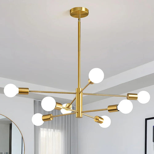 Lustre moderne 12 branches doré dans un salon contemporain lumineux