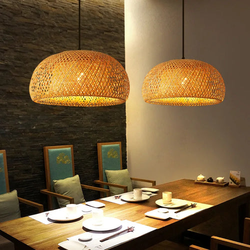 Lustre lanterne rotin bambou tressé E27 30 cm, installé dans salle à manger contemporain ambiance chaleureuse