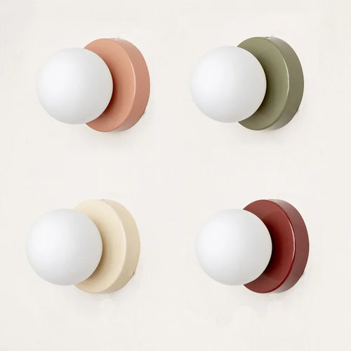 Applique murale macaron mini blanche 12 cm dans un couloir scandinave
