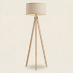 Lampadaire trépied en bois clair avec abat-jour tambour en lin beige