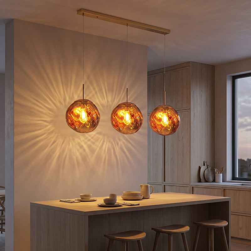 Suspension Mercure coloris or rose, avec un jeu de lumière au mur, allumée