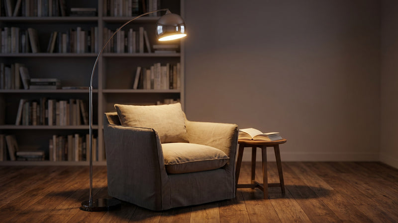 Lampadaire métal et marbre allumé dans un coin lecture cosy au crépuscule