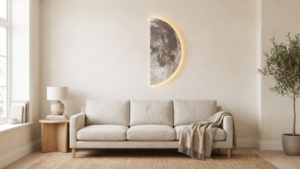 Applique Lune rétroéclairée posée au-dessus d'un canapé clair dans un salon lumineux