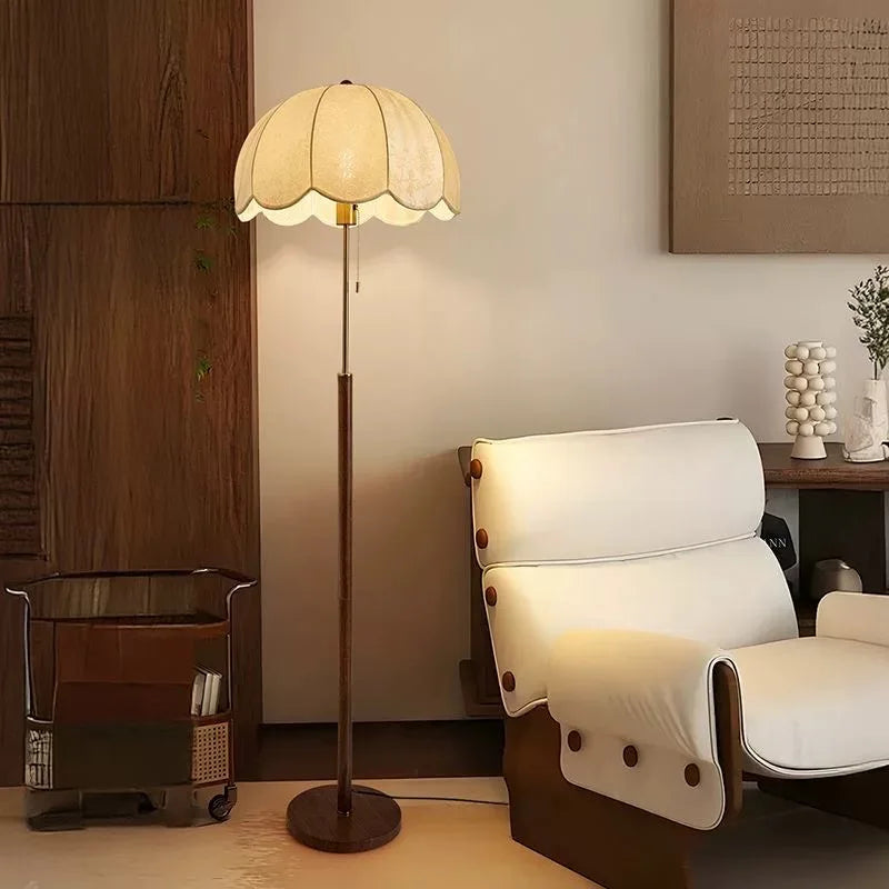 Lampadaire LED col de cygne tissu E27 ajustable, installé dans salon contemporain ambiance chaleureuse