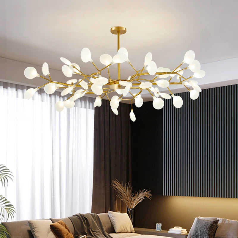 Lustre LED nordique doré 30 branches dans un grand salon contemporain