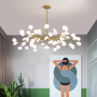 Lustre LED nordique modèle A 18 branches dans une chambre élégante