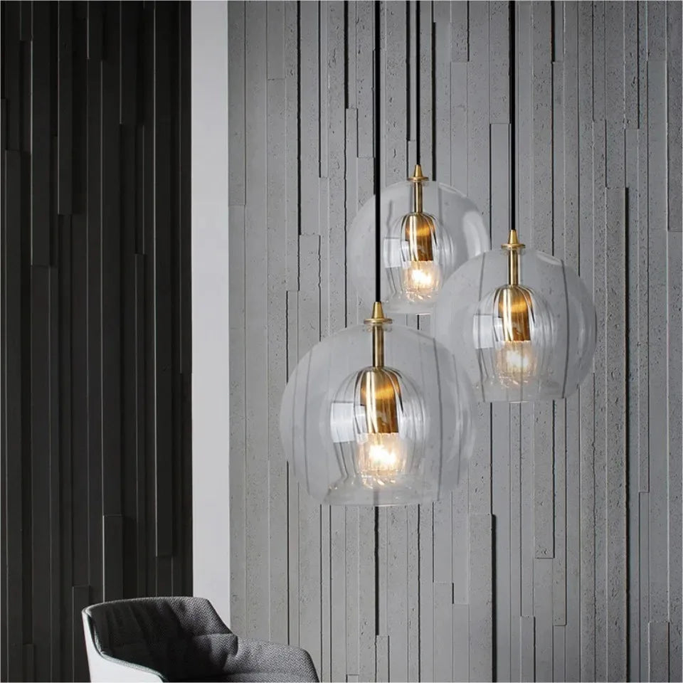 Suspension verre gris fumé 20 cm dans salon loft chaleureux