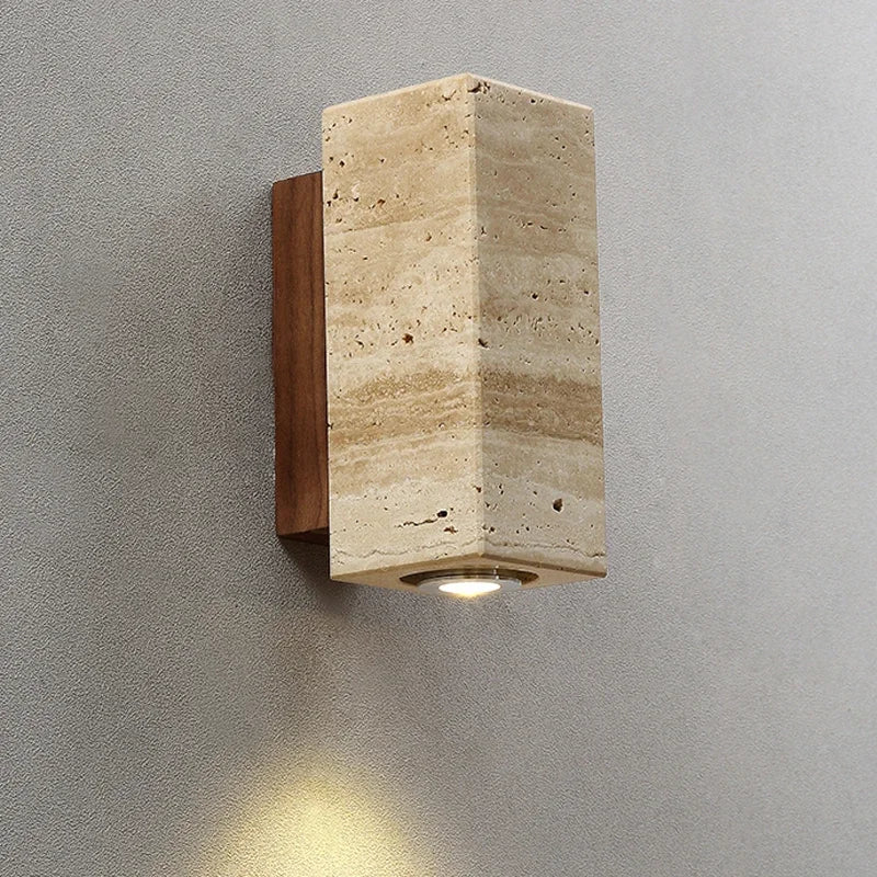 Applique murale wabi-sabi marbre travertin LED, vue d'ensemble du luminaire allumé jeu de lumière naturel