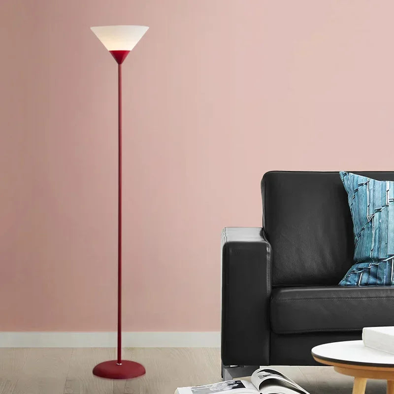 Lampadaire LED design 3 coloris salon E27, ambiance soir au-dessus d'une table ambiance chaleureuse