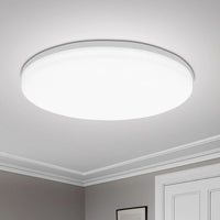 Plafonnier LED rond, installé dans salon contemporain ambiance chaleureuse