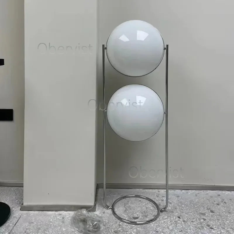 Lampadaire format A 120 cm à côté d'un fauteuil design