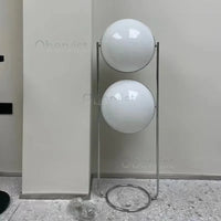 Lampadaire format A 120 cm à côté d'un fauteuil design