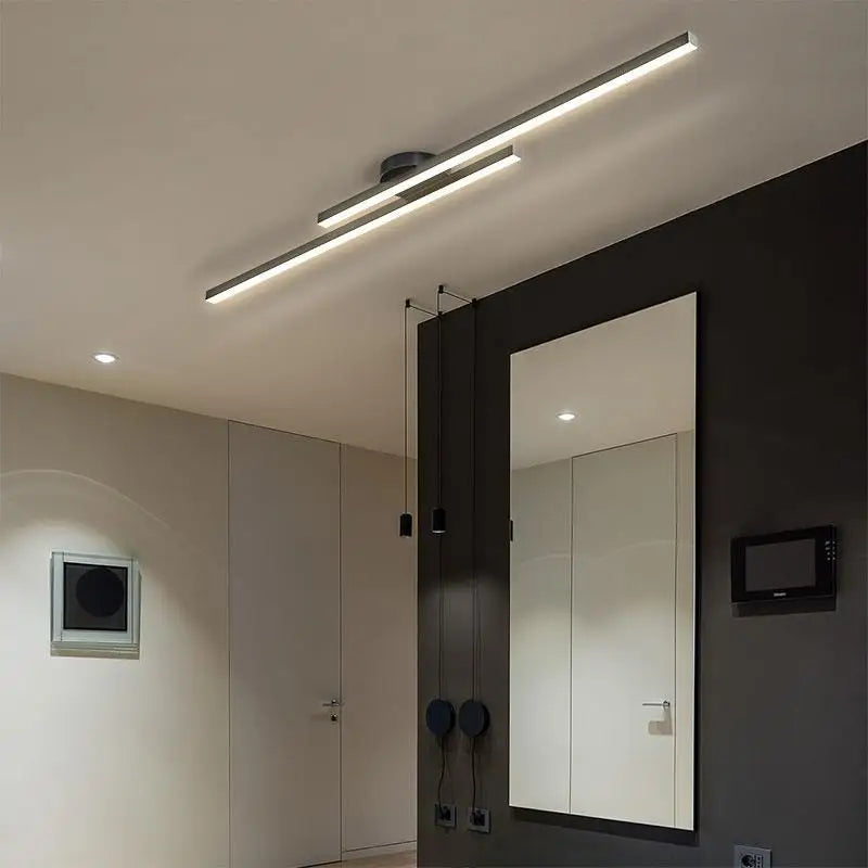 Plafonnier LED long aluminium 60 cm, vue trois quarts du luminaire éteint jeu de lumière naturel