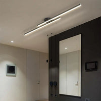 Plafonnier LED long aluminium 60 cm, vue trois quarts du luminaire éteint jeu de lumière naturel