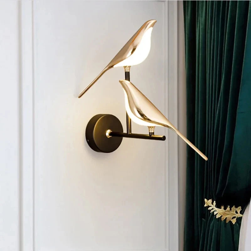 Applique murale oiseaux dorés LED 1 ou 2 oiseaux, installé dans salon contemporain ambiance chaleureuse