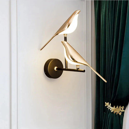 Applique murale oiseaux dorés LED 1 ou 2 oiseaux, installé dans salon contemporain ambiance chaleureuse