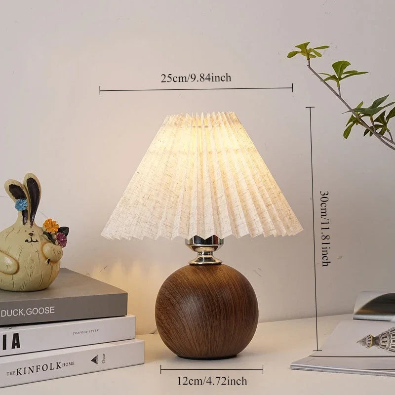 Lampe à poser plissée LED, vue détail du câble USB et de la finition métal