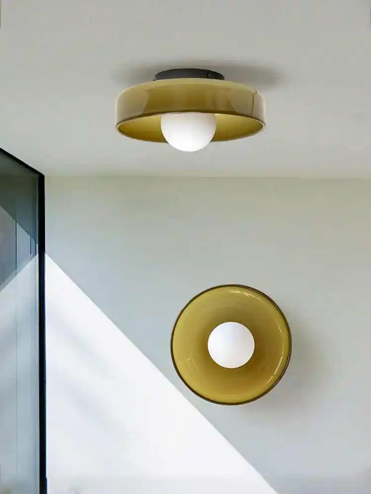 Plafonnier verre vintage E27, vue d'ensemble du luminaire allumé jeu de lumière naturel