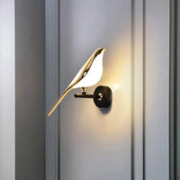 Applique murale oiseaux dorés LED 1 ou 2 oiseaux, vue trois quarts du luminaire éteint jeu de lumière naturel