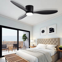 Vue trois quarts du ventilateur plafond LED noir 132 cm