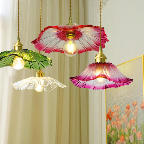 Suspension fleur vintage verre coloré E27, installé dans salle à manger contemporain ambiance chaleureuse