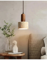 Suspension wabi-sabi pierre travertin E27 cuisine, vue d'ensemble du luminaire allumé jeu de lumière naturel