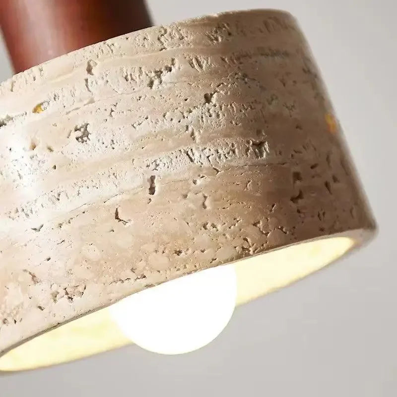 Suspension wabi-sabi pierre travertin E27 cuisine, vue trois quarts du luminaire éteint jeu de lumière naturel