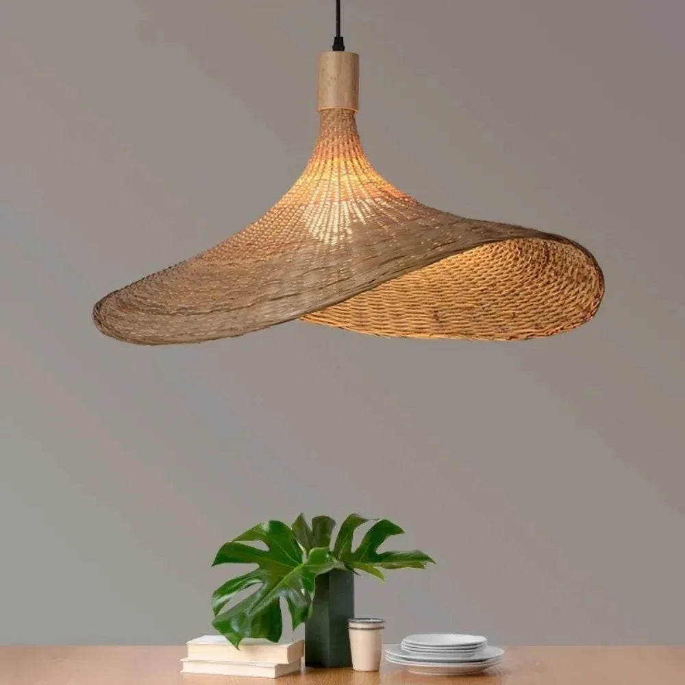 Suspension rotin bambou tressée E27, vue trois quarts du luminaire éteint jeu de lumière naturel