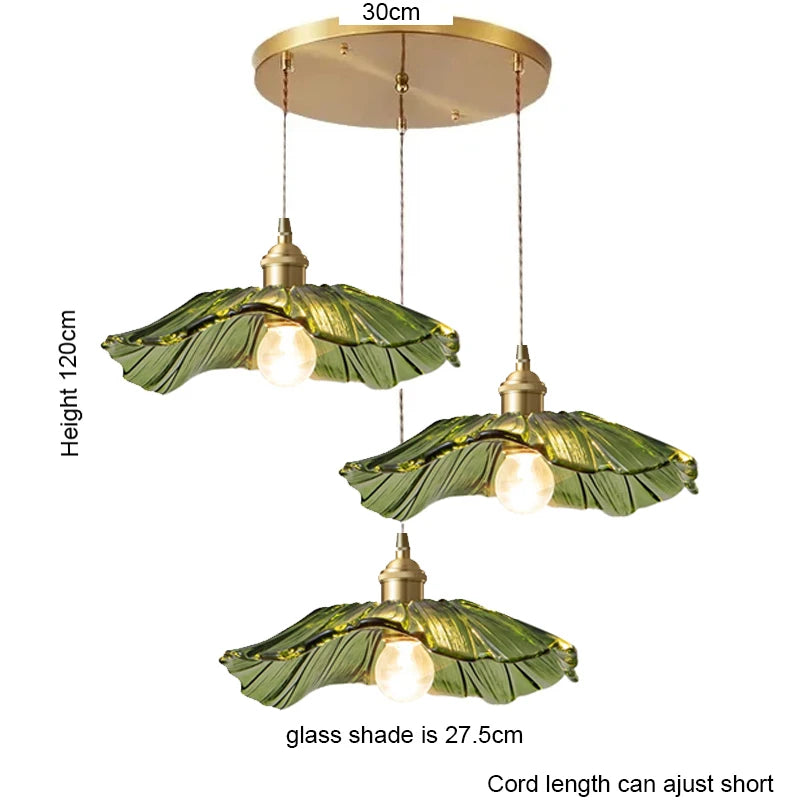 Suspension fleur vintage verre coloré E27, installé en chambre cosy ambiance chaleureuse