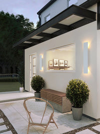 Applique extérieure noire installée en façade contemporaine, éclairage vertical