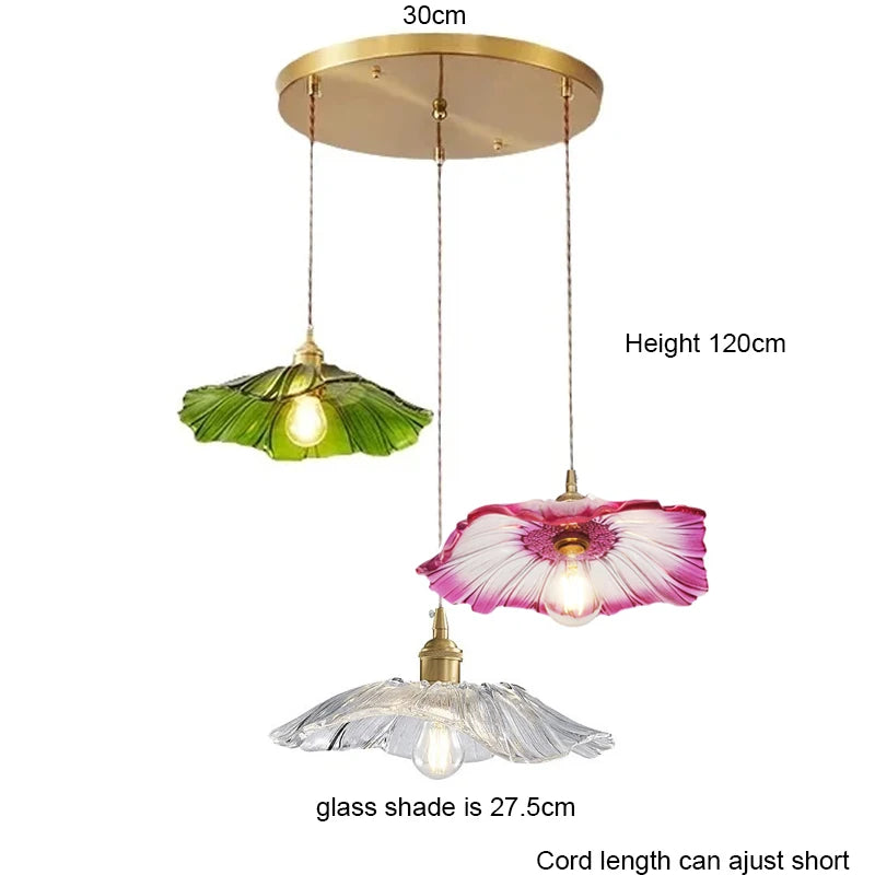 Suspension fleur vintage verre coloré E27, vue rapprochée de la structure jeu de lumière naturel
