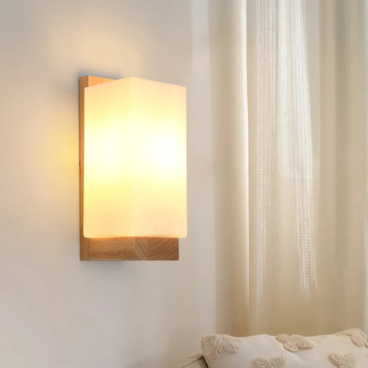 Applique murale bois et verre teinté brun dans une chambre vintage