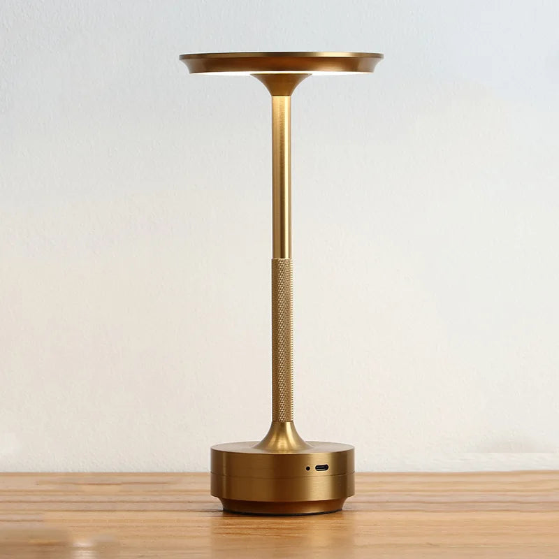 Lampe chevet grise portable en terrasse abritée au crépuscule