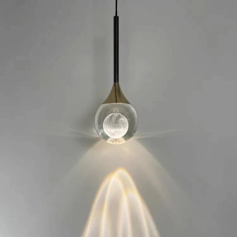 Suspension luxe créative G9, vue d'ensemble du luminaire allumé jeu de lumière naturel