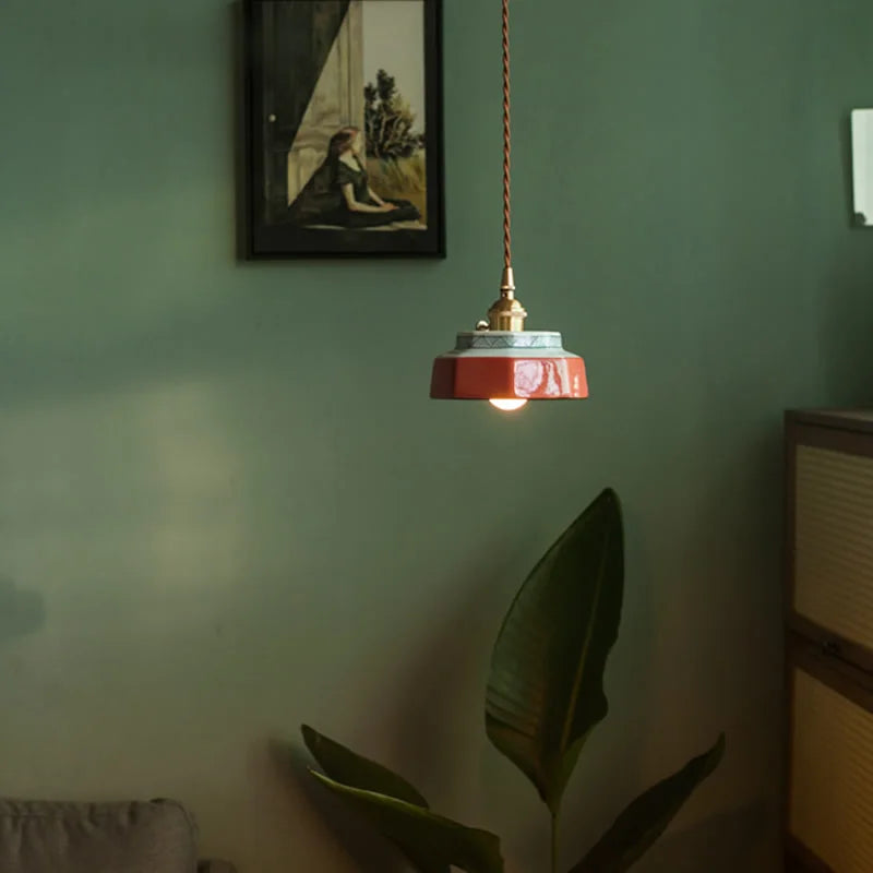 Suspension céramique vintage E27, vue trois quarts du luminaire éteint jeu de lumière naturel