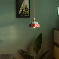 Suspension céramique vintage E27, vue trois quarts du luminaire éteint jeu de lumière naturel