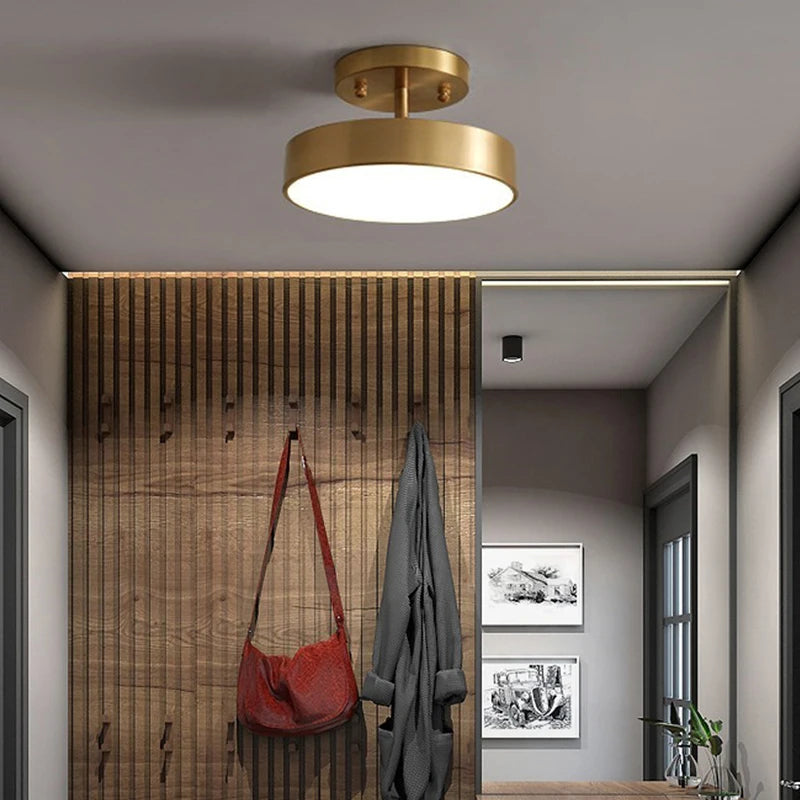 Plafonnier LED cuivre nordique, installé dans chambre contemporain ambiance chaleureuse