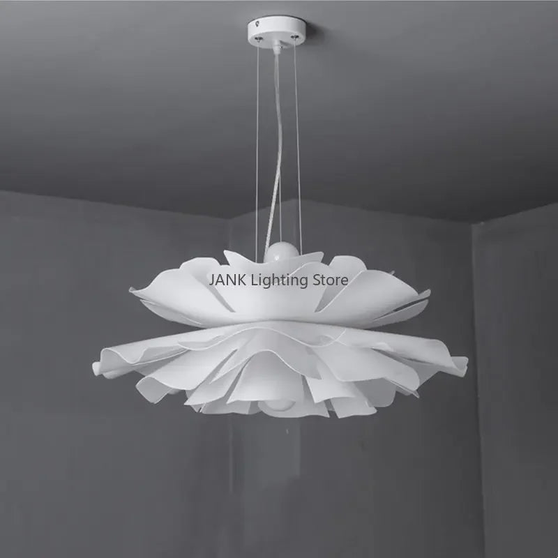 Lustre crème 60 cm installé dans une chambre parentale scandinave