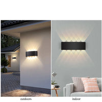 Applique LED noir mat double faisceau, ambiance salon tamisée