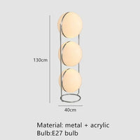Lampadaire chromé boule ambrée vue en contre-plongée, déco hôtel