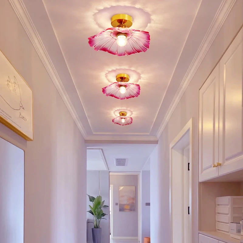 Suspension fleur vintage verre coloré E27, vue trois quarts du luminaire éteint jeu de lumière naturel