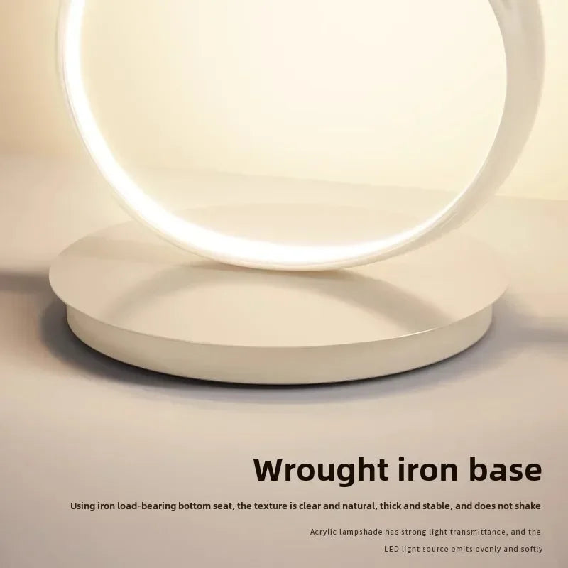 Lampadaire scandinave blanc allumé en tête de lit, chambre douce