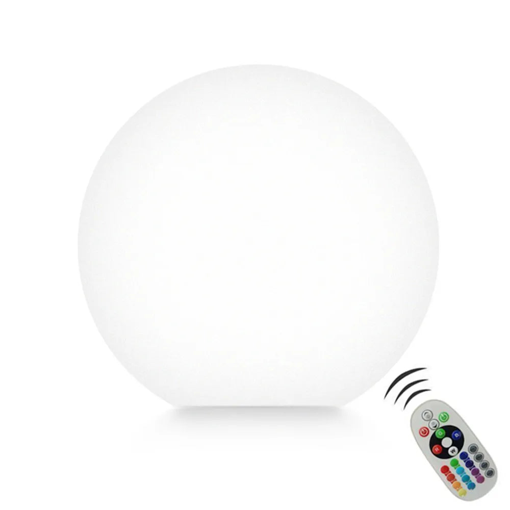 Boule LED RGBW rouge sur terrasse de nuit, ambiance festive