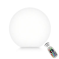 Boule LED RGBW rouge sur terrasse de nuit, ambiance festive