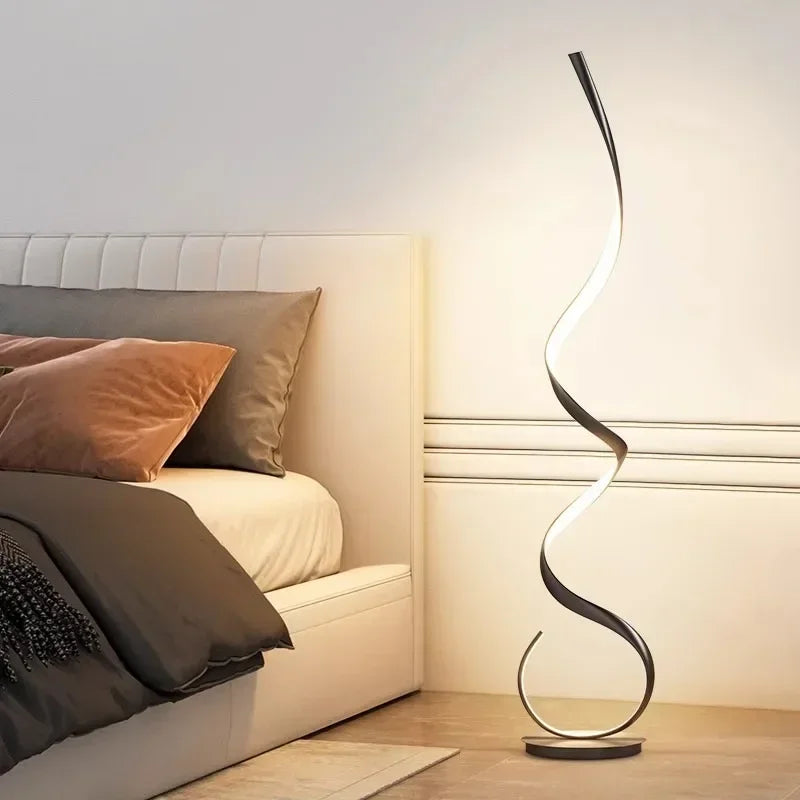 Lampadaire LED noir 140 cm à côté d'un canapé, ambiance cosy