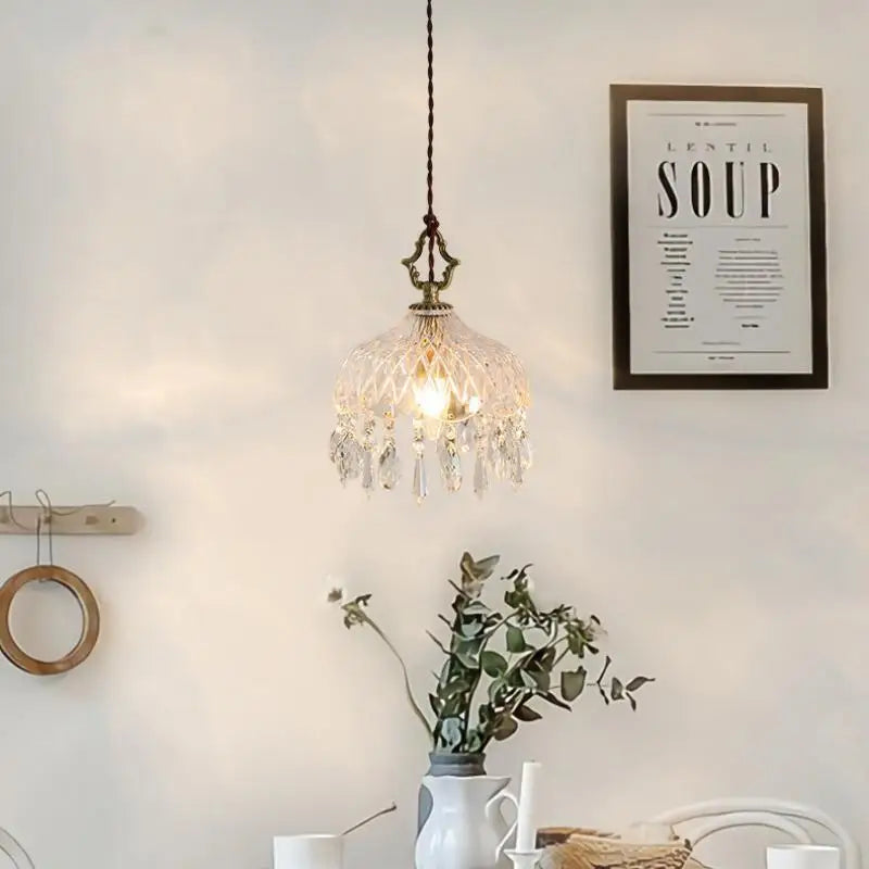 Lustre rétro français verre E14, vue trois quarts du luminaire éteint jeu de lumière naturel