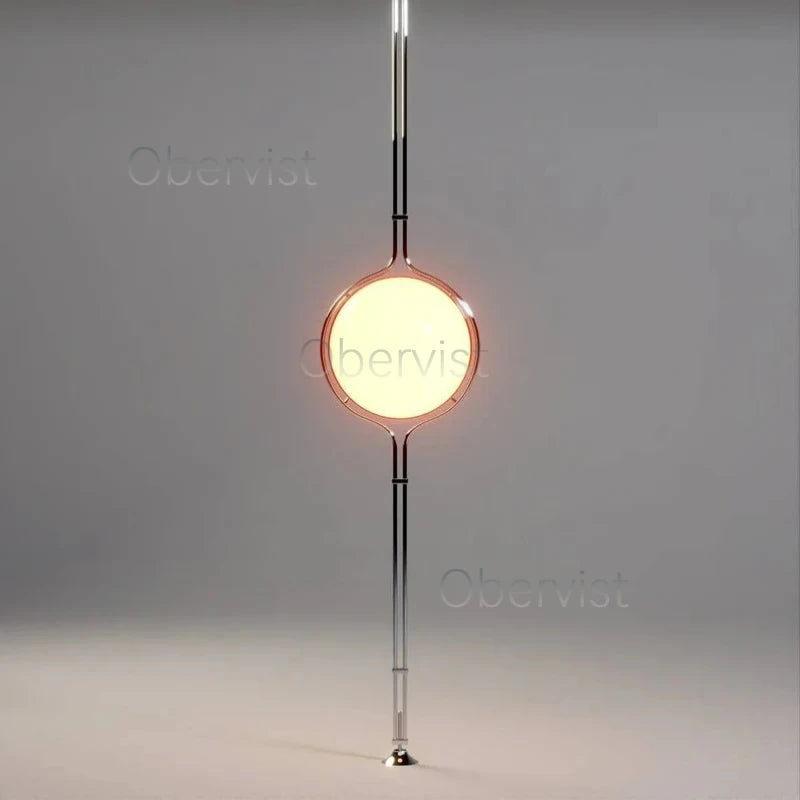 Lampadaire doré boule ambrée 160 cm, ambiance lounge feutrée